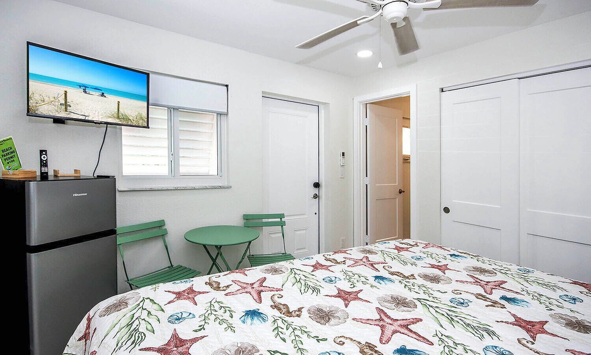 Tradewinds Condo | West End Paradise Starfish 1 - Quaint Hotel Style Room near the Beach