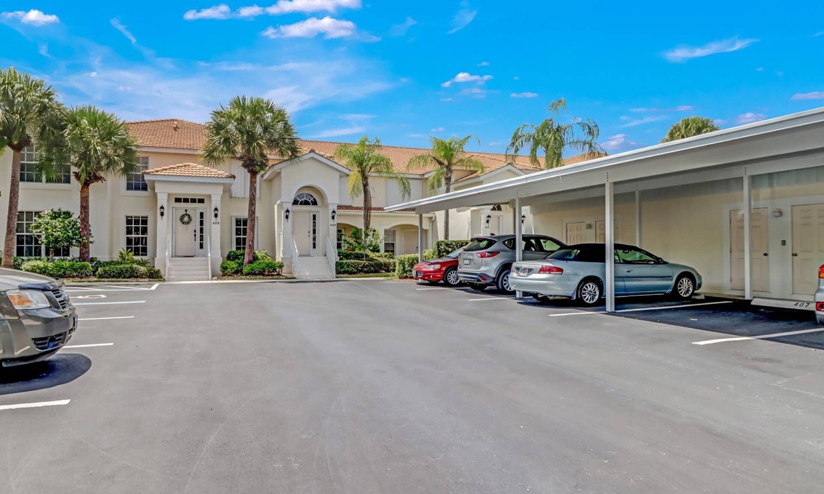 Fort Myers Condo | Elevated Colonial Country Club Active, Social Lifestyle! Stunning End-Unit Ground-Floor Retreat!