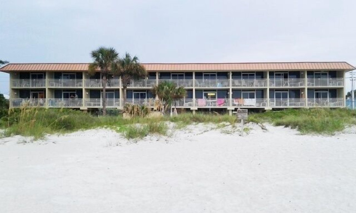 Bradenton Beach Condo | Club Bamboo South unit 225, Anna Maria Island - Gulf Front Studio, ocean view, maximum occupancy of 4 people.