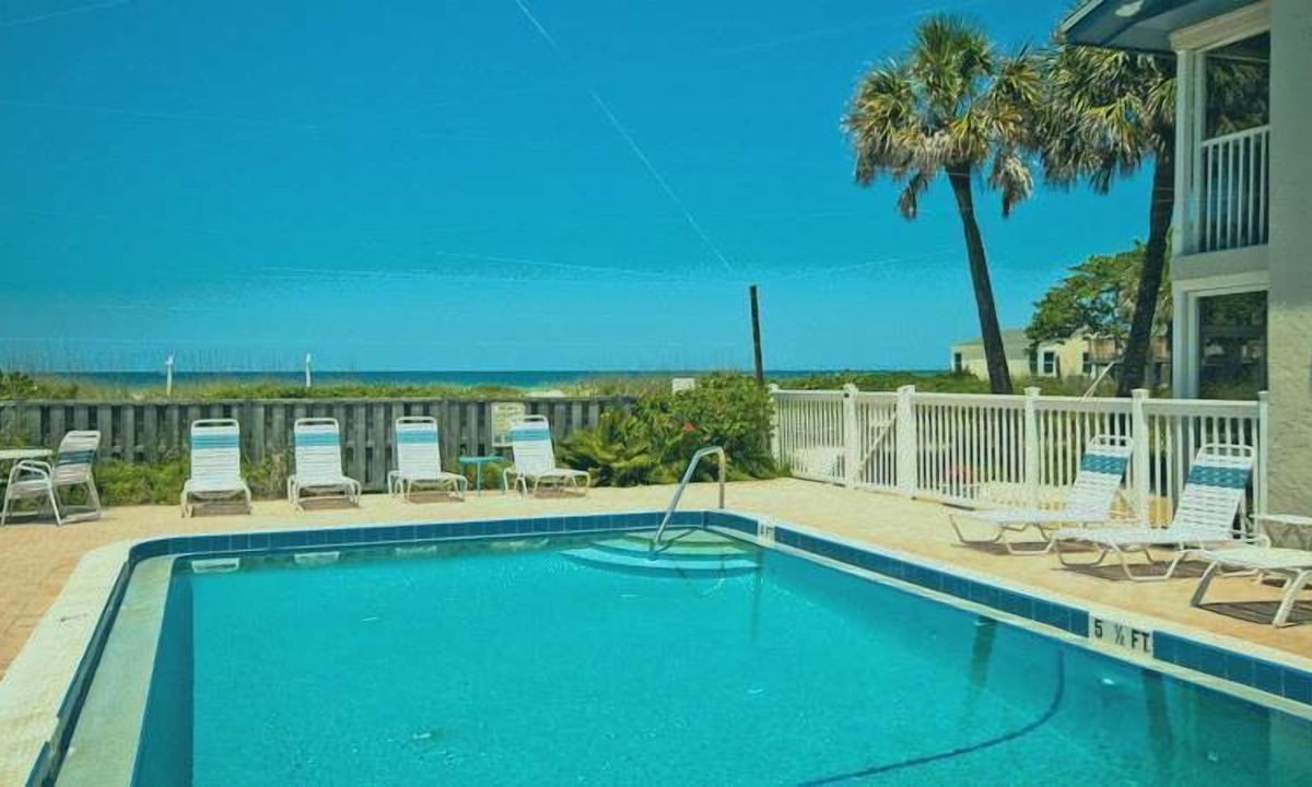 Ilexhurst Condo | Island Beach Club 24 - Anna Maria Island - Condo 2 Bedroom/1 Bath gulf front , maximum occupancy of 4 people.