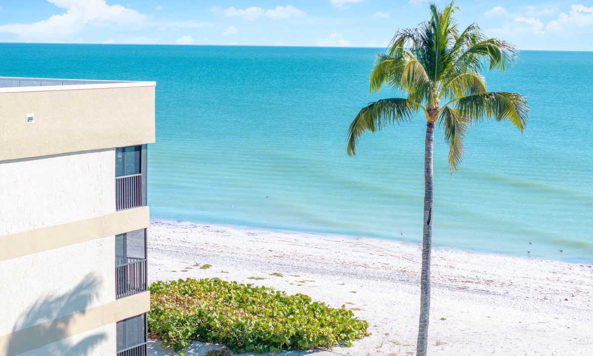 Sanibel Condo | Tropical breezes, sounds of the ocean, views of the beach