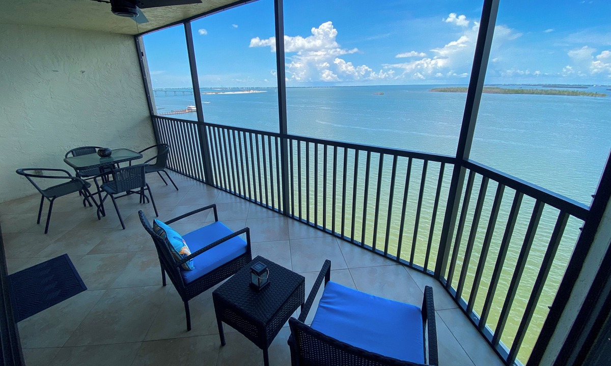 Punta Rassa Condo | Sanibel Harbour Resort Harbour Tower 1116: Relaxing beachfront condo on the 11th floor