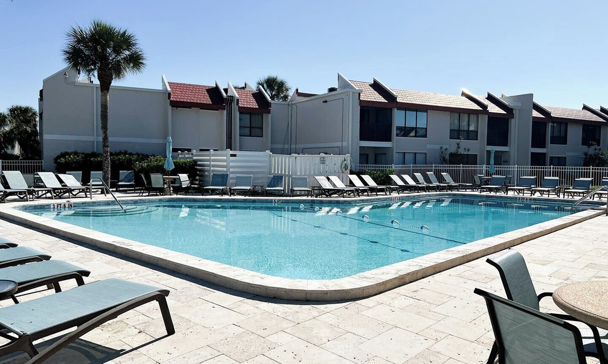 Bradenton Beach Condo | Runaway Bay 135 - Beach, Pool, gym and bay