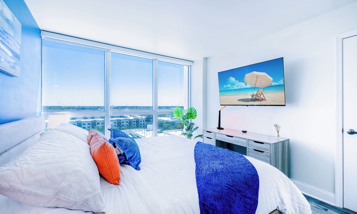 Fort Myers River District Apartment | Luxury Downtown Fort Myers Apt/Pool View King Bed Walk to Dining/Nightlife