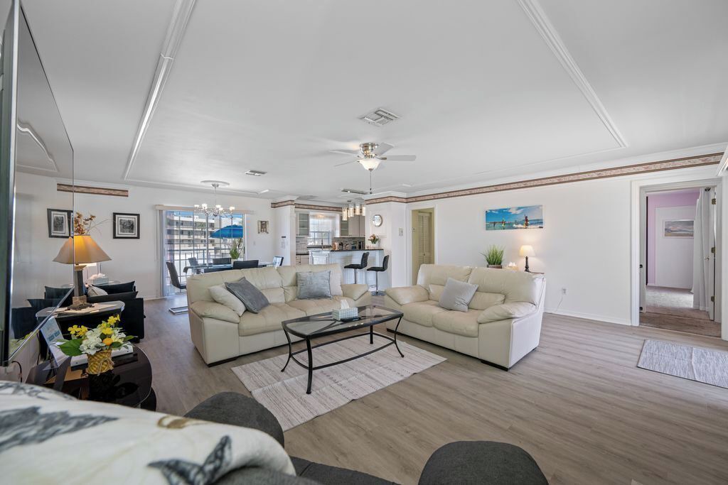 Redington Shores Hotel | SPACIOUS 2 BDR BEACH RETREAT-STEPS FROM THE BEACH-FAMILY FRIENDLY-SLEEPS 5