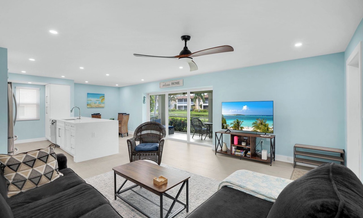 Naples Condo | Walk to 5th Ave + Tin City! Renovated 2BR Lakeview Condo