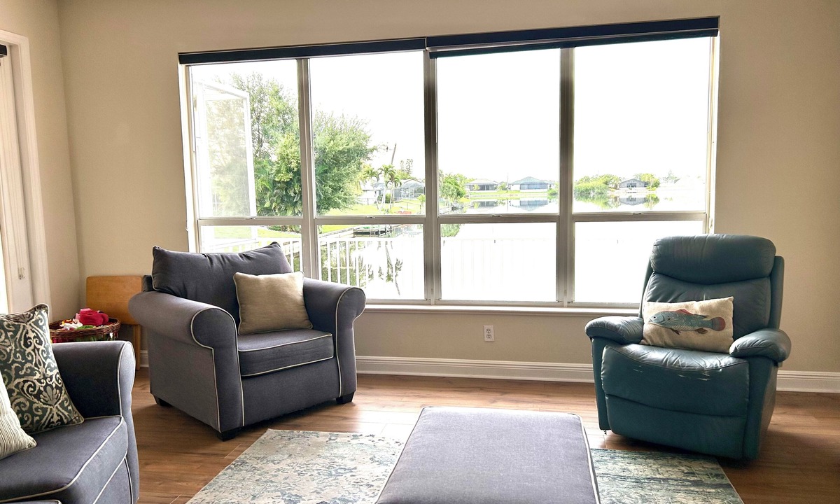 Mariner House | Salty Seahorse Serenade Lake 4-bedroom house in Cape Coral A/C POOL WiFi
