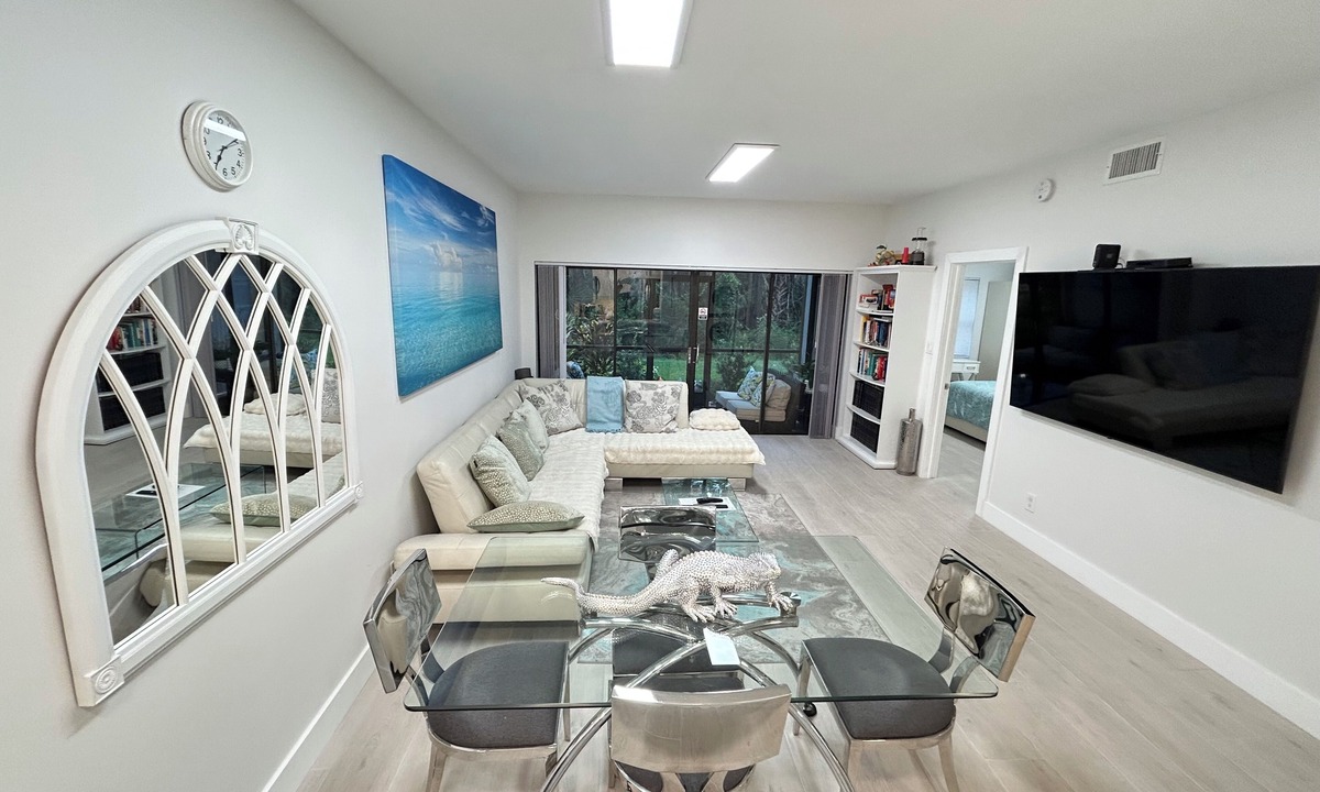 Central Naples Condo | 85" TV World Tennis Club Beach 4mi Sauna 2 Heated Pools Hot Tub Pickleball