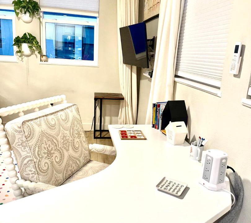 Gillespie Park Apartment | Beachtown Remote Worker Friendly-High Speed WiFi-Pets Welcome-Lido Beach-Opera-Symphony-Walk or Bike to Restaurants-10 Acre Park with Pickleball, Tennis, Basketball