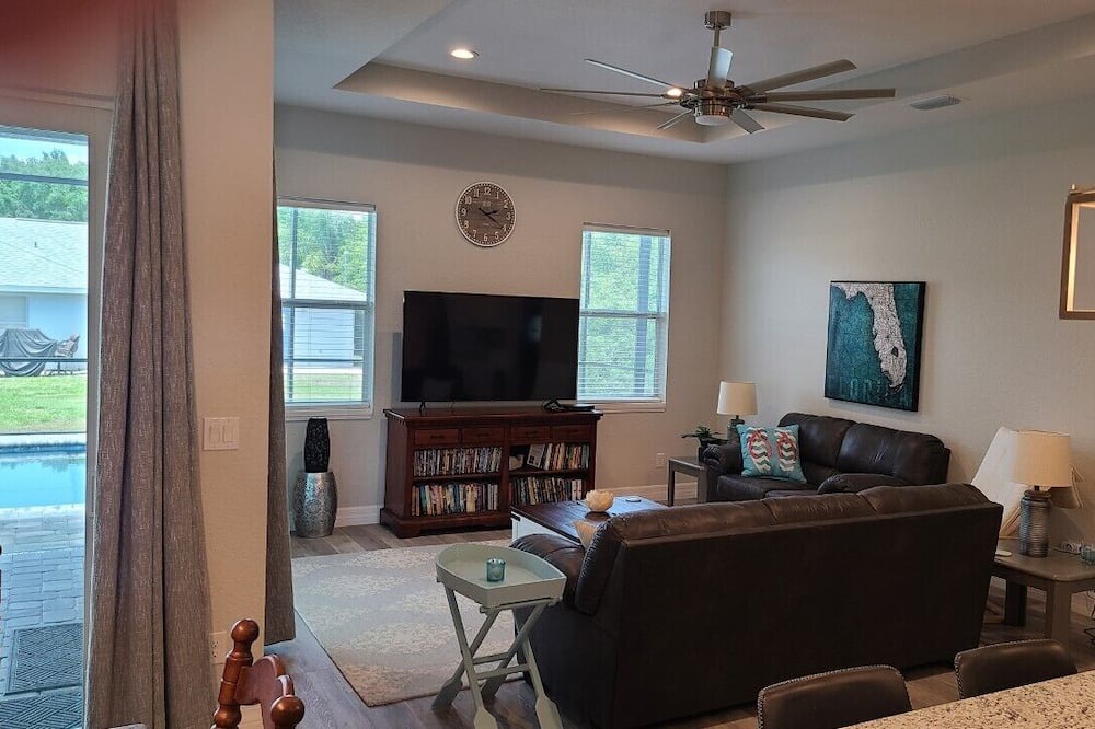 Photo of Livingroom in Englewood East