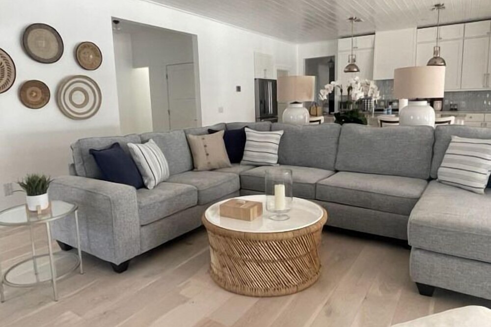 Photo of Livingroom in Vanderbilt Beach