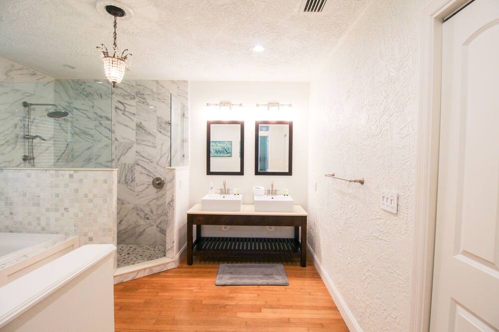 Photo of Bathroom in Harbor Hills
