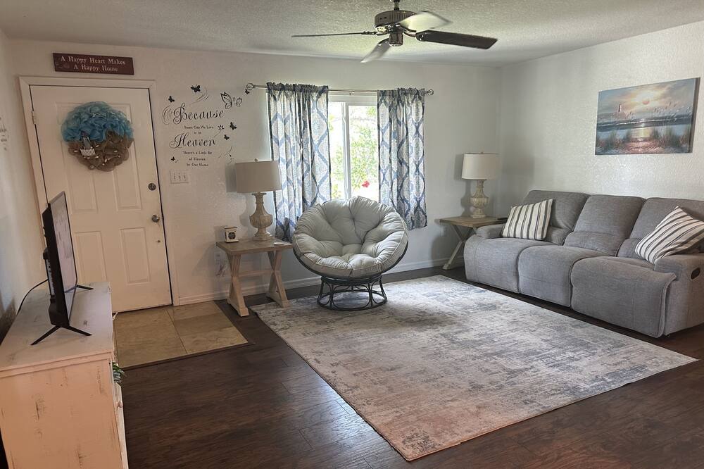 Photo of Livingroom in Englewood East