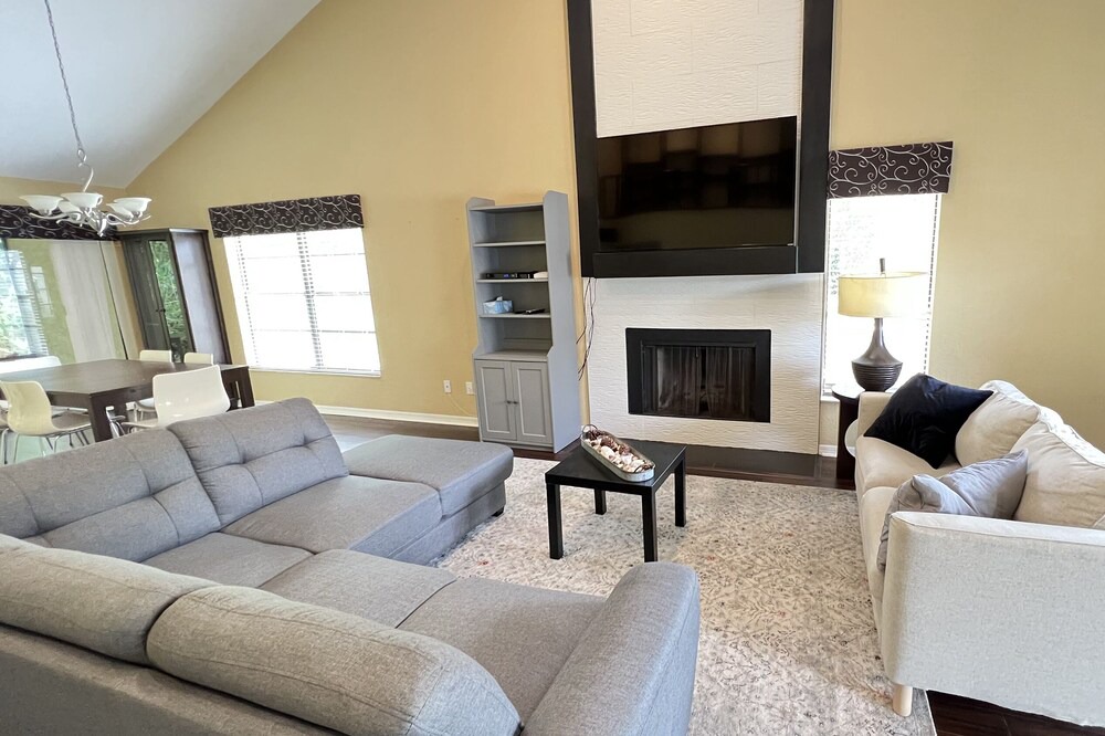 Photo of Livingroom in Landmark Estates