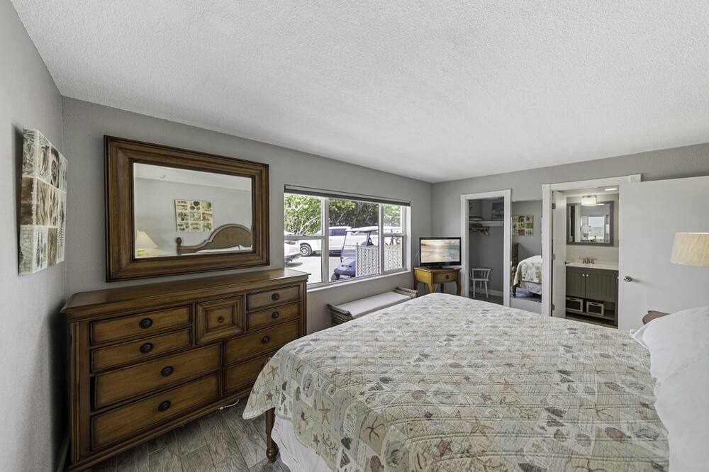 Photo of Bedroom in Golden Beach