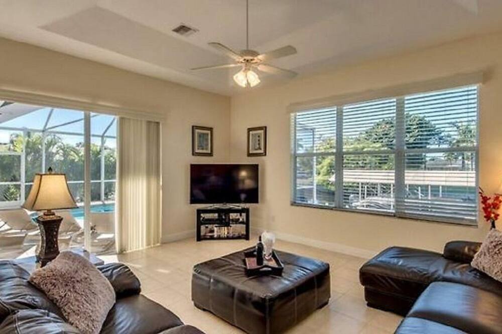 Photo of Livingroom in Yacht Club
