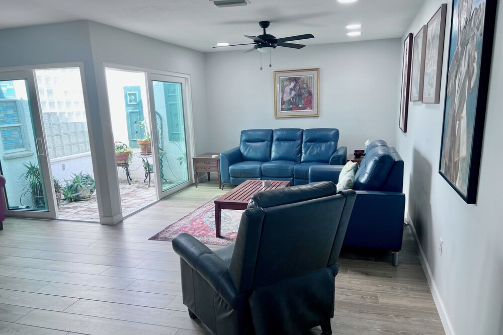 Photo of Livingroom in Glen Oaks