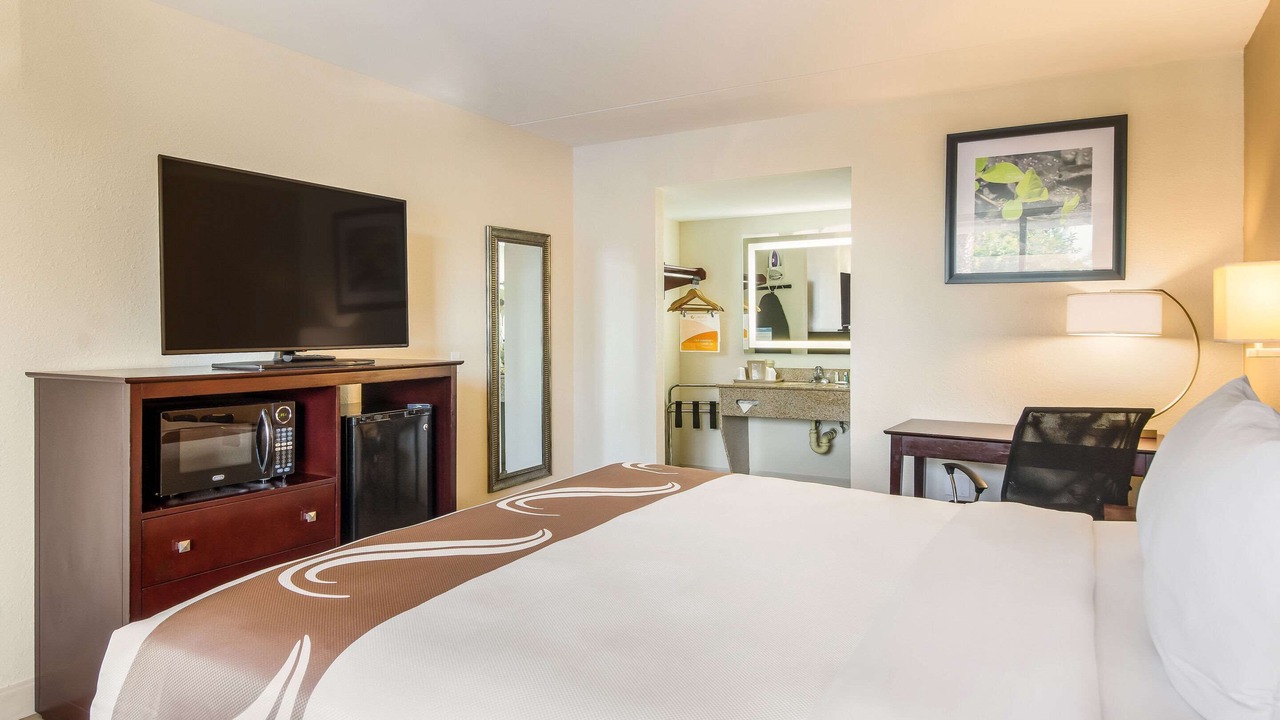 Photo of Bedroom in Bayshore Gardens