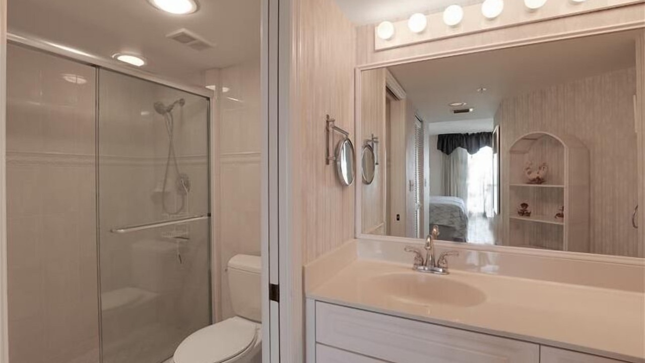 Photo of Bathroom in Park Shore