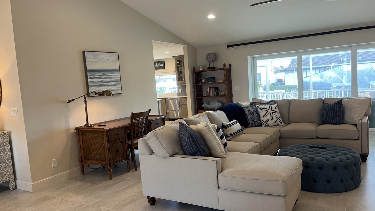 Photo of Livingroom in Vanderbilt Beach