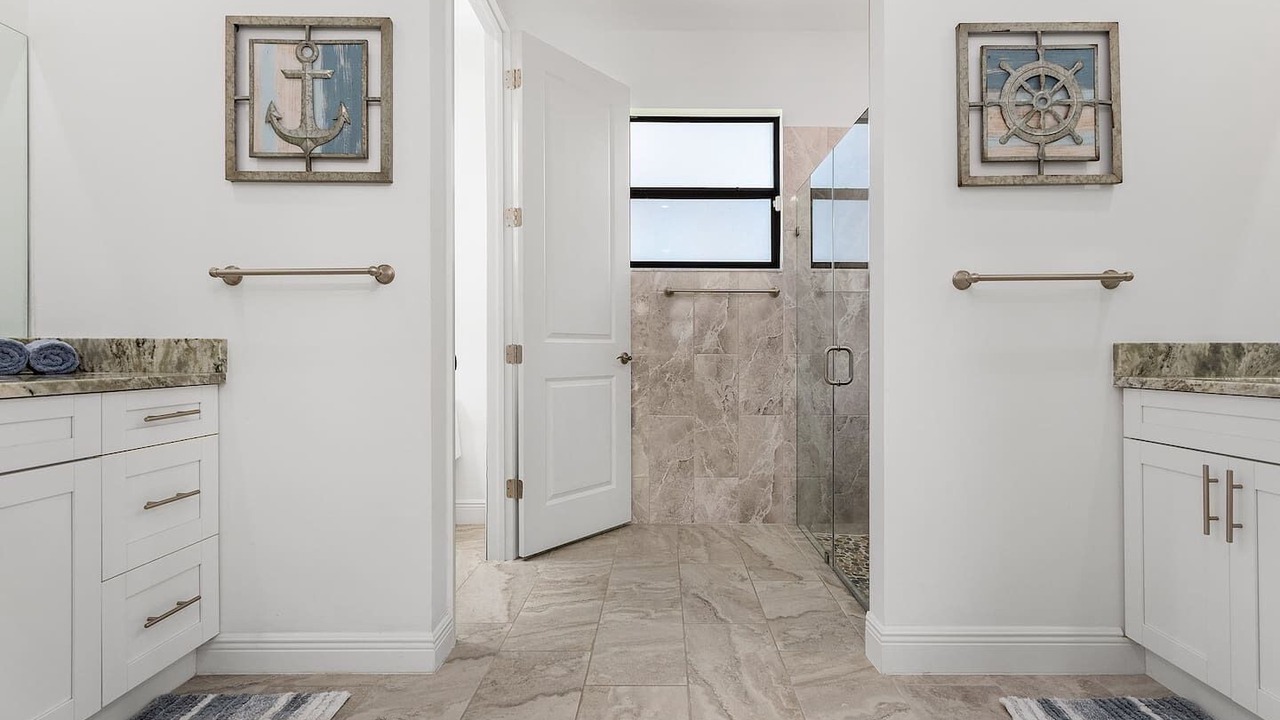 Photo of Bathroom in Diplomat