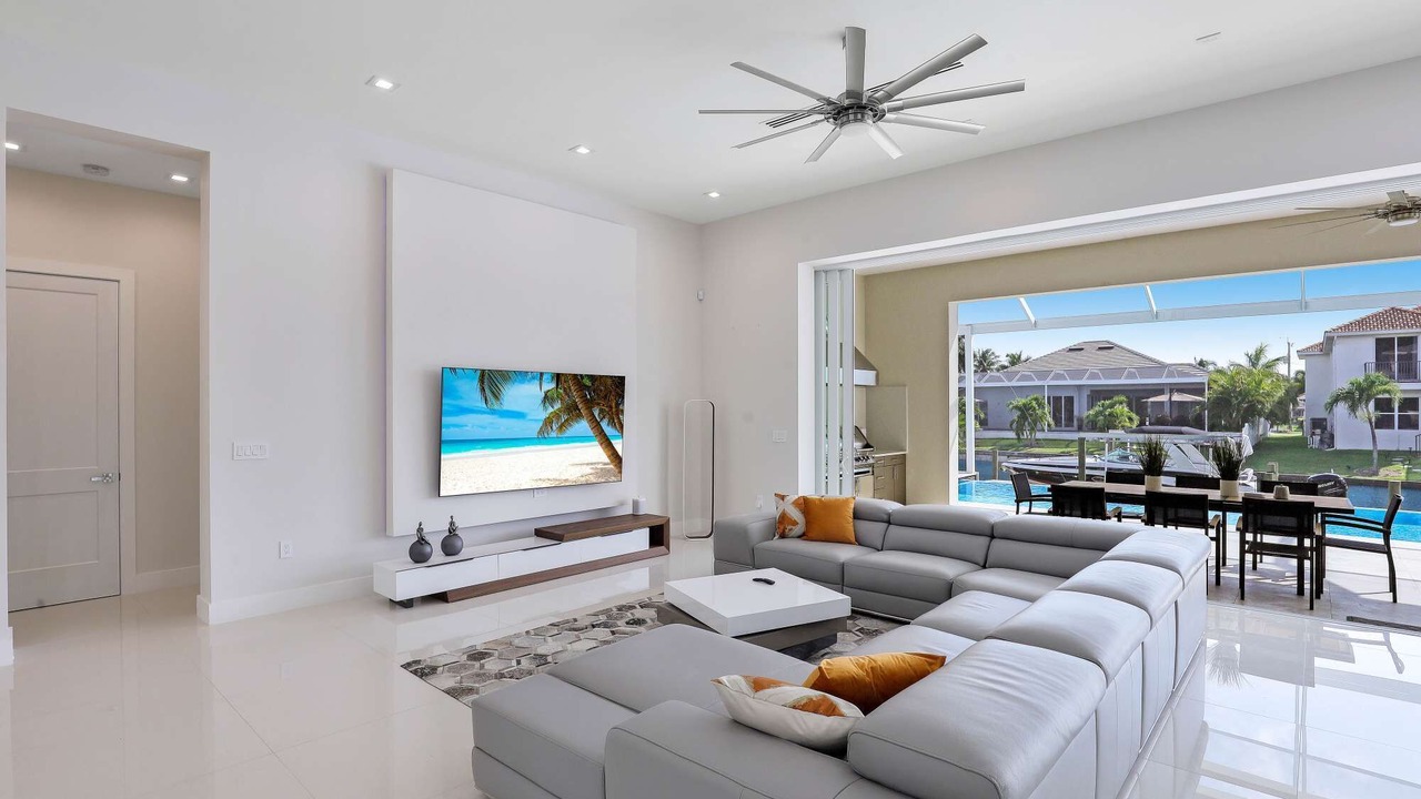 Photo of Livingroom in Yacht Club