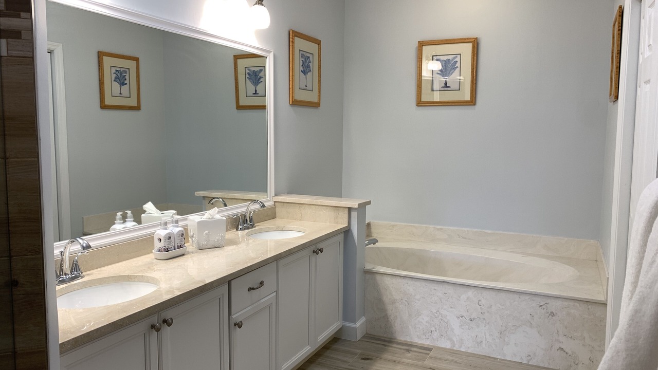Photo of Bathroom in Park Shore