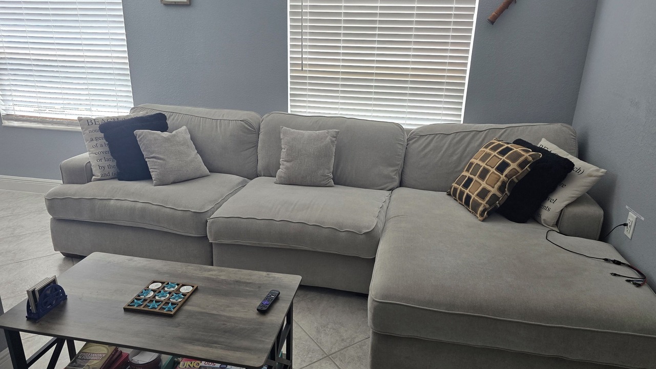 Photo of Livingroom in Mid Island