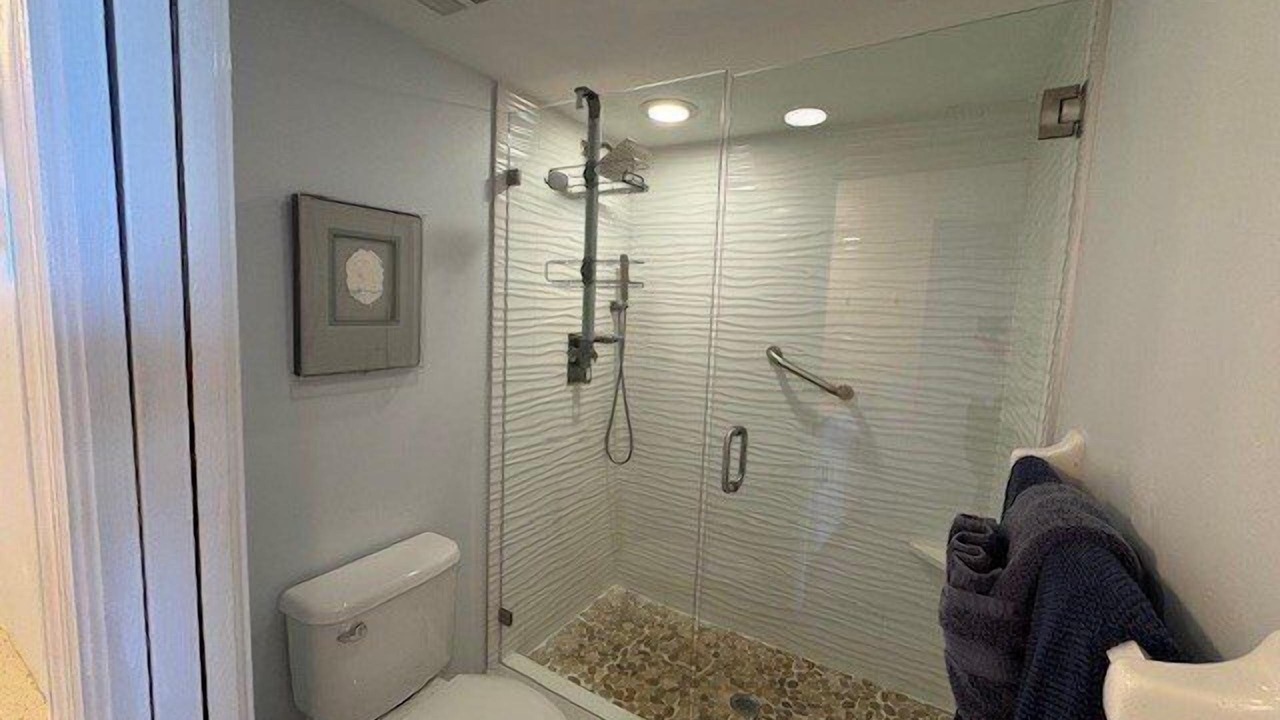 Photo of Bathroom in Park Shore