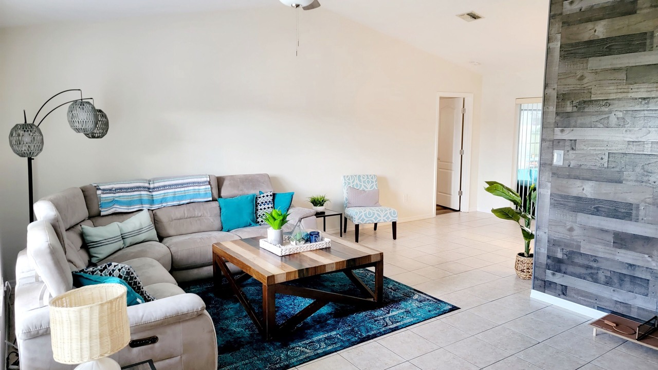 Photo of Livingroom in Englewood East