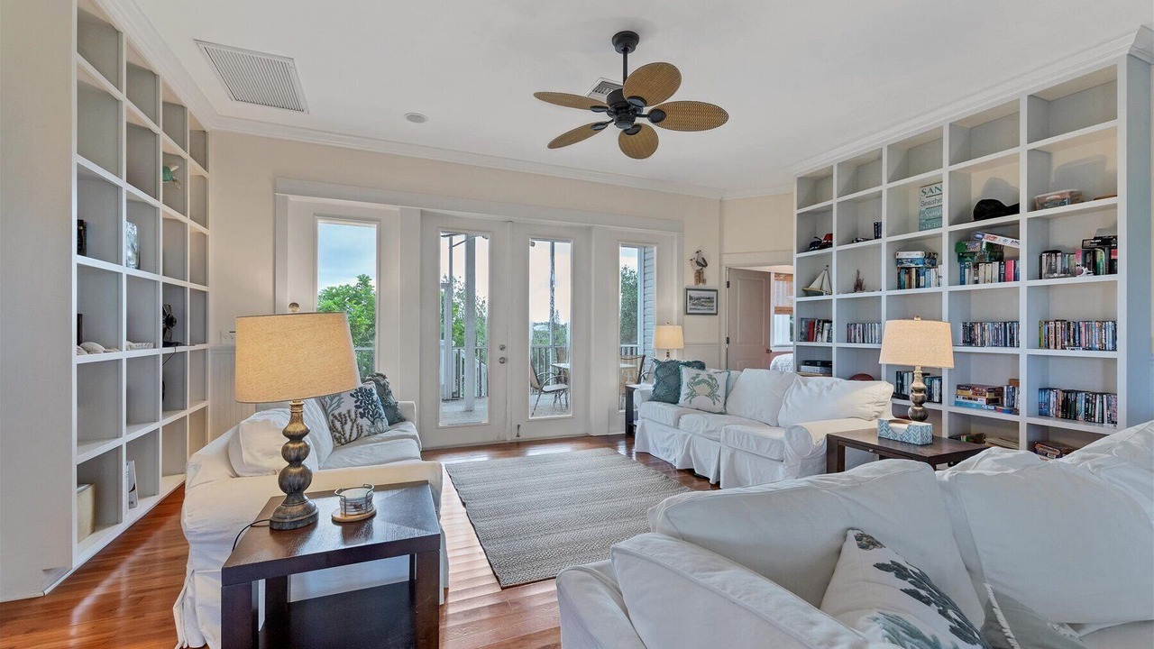 Photo of Livingroom in Palm Island