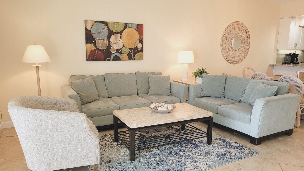 Photo of Livingroom in Vanderbilt Beach