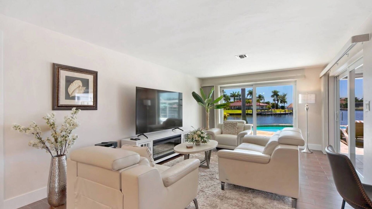 Photo of Livingroom in Yacht Club