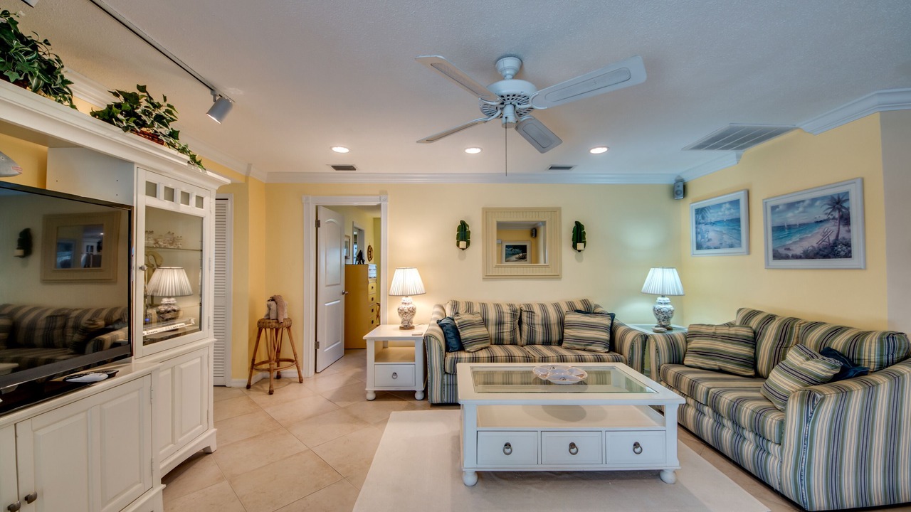 Photo of Livingroom in Yacht Club