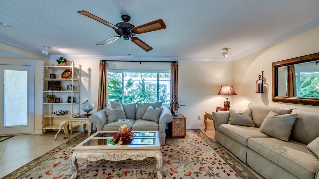 Photo of Livingroom in Yacht Club