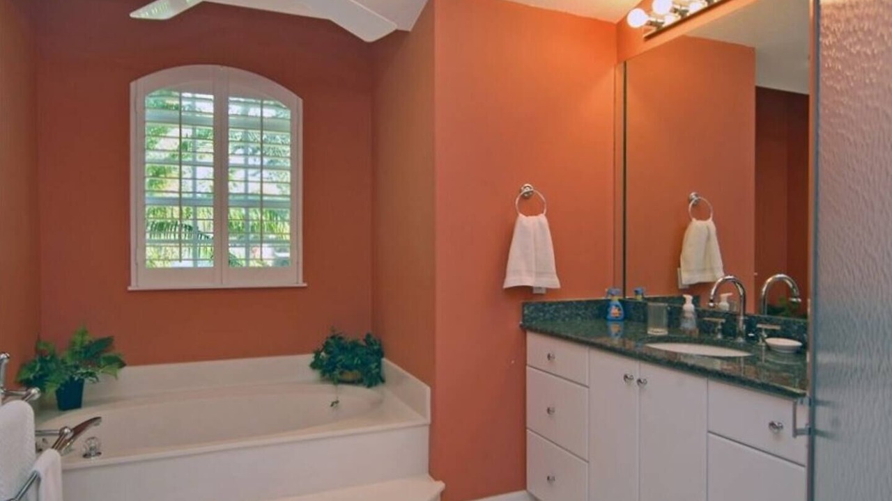 Photo of Bathroom in Crown Pointe