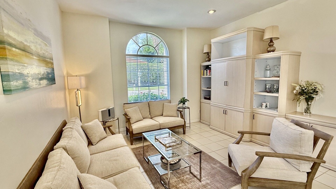 Photo of Livingroom in Crown Pointe