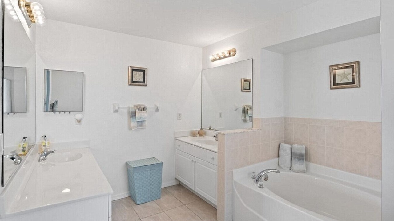 Photo of Bathroom in Pelican