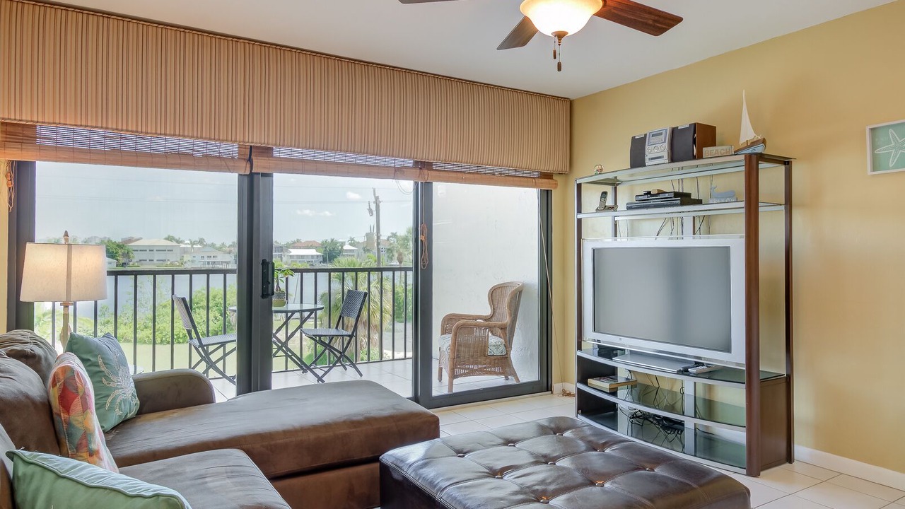 Photo of Livingroom in Vanderbilt Beach