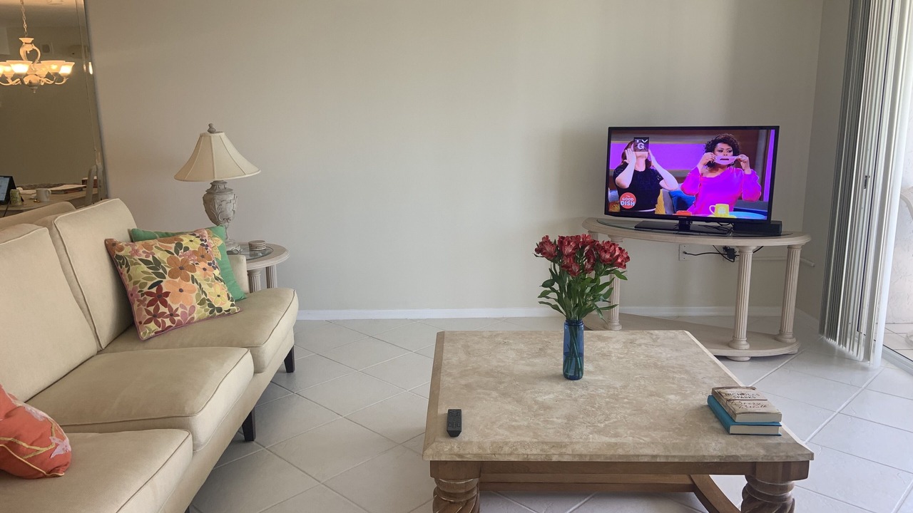 Photo of Livingroom in Vanderbilt Beach