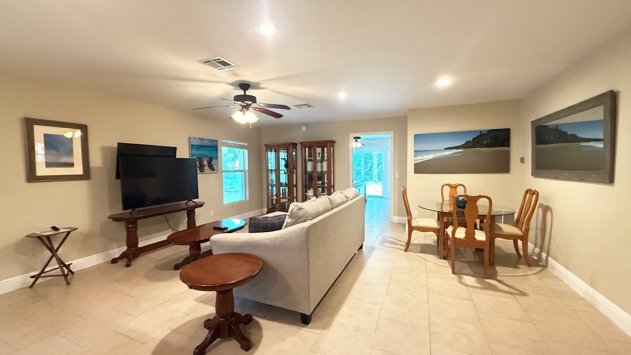 Photo of Livingroom in Oakes Estates