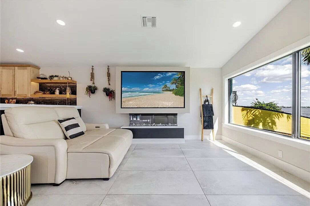 Photo of Livingroom in Caloosahatchee