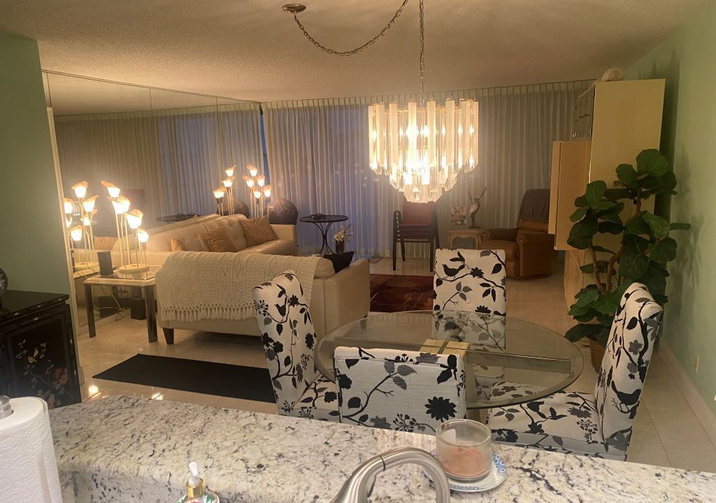 Photo of Livingroom in Bayway Isles