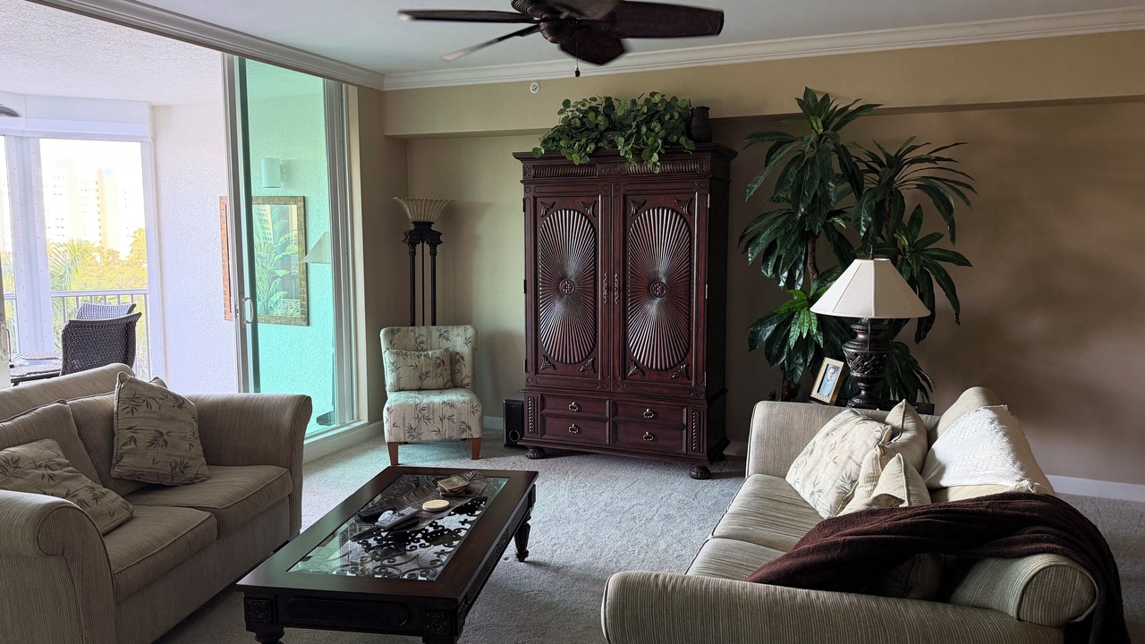 Photo of Livingroom in Vanderbilt Beach