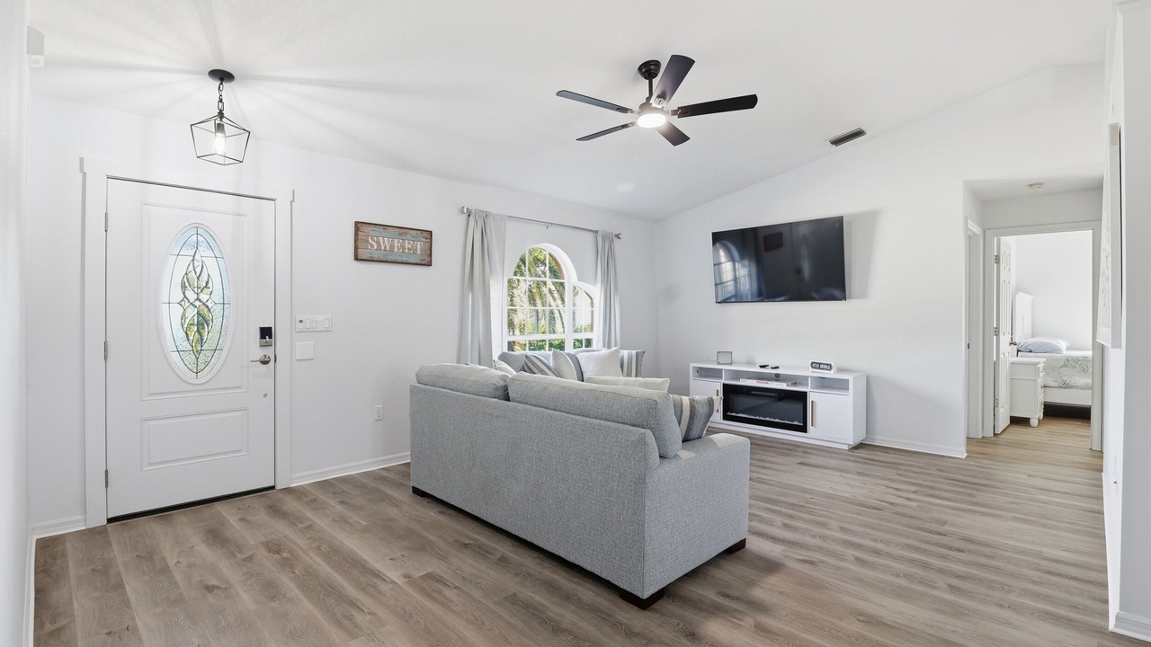 Photo of Livingroom in Englewood East