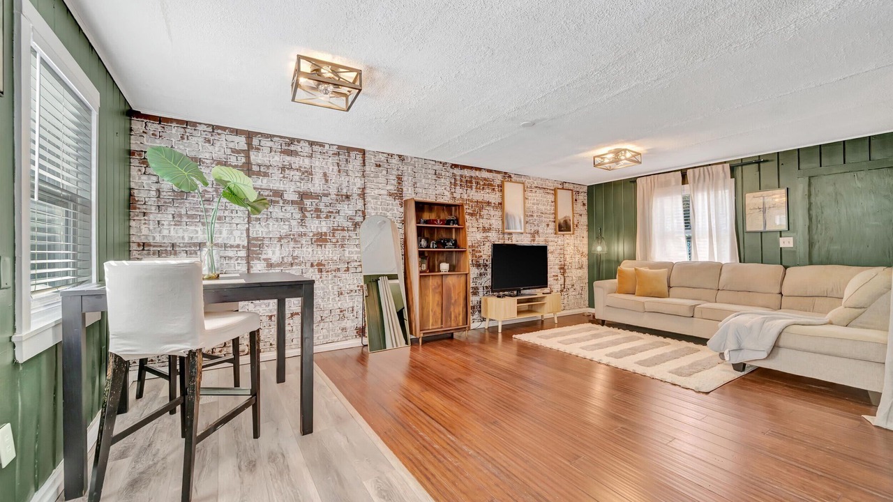 Photo of Livingroom in Parkland Estates