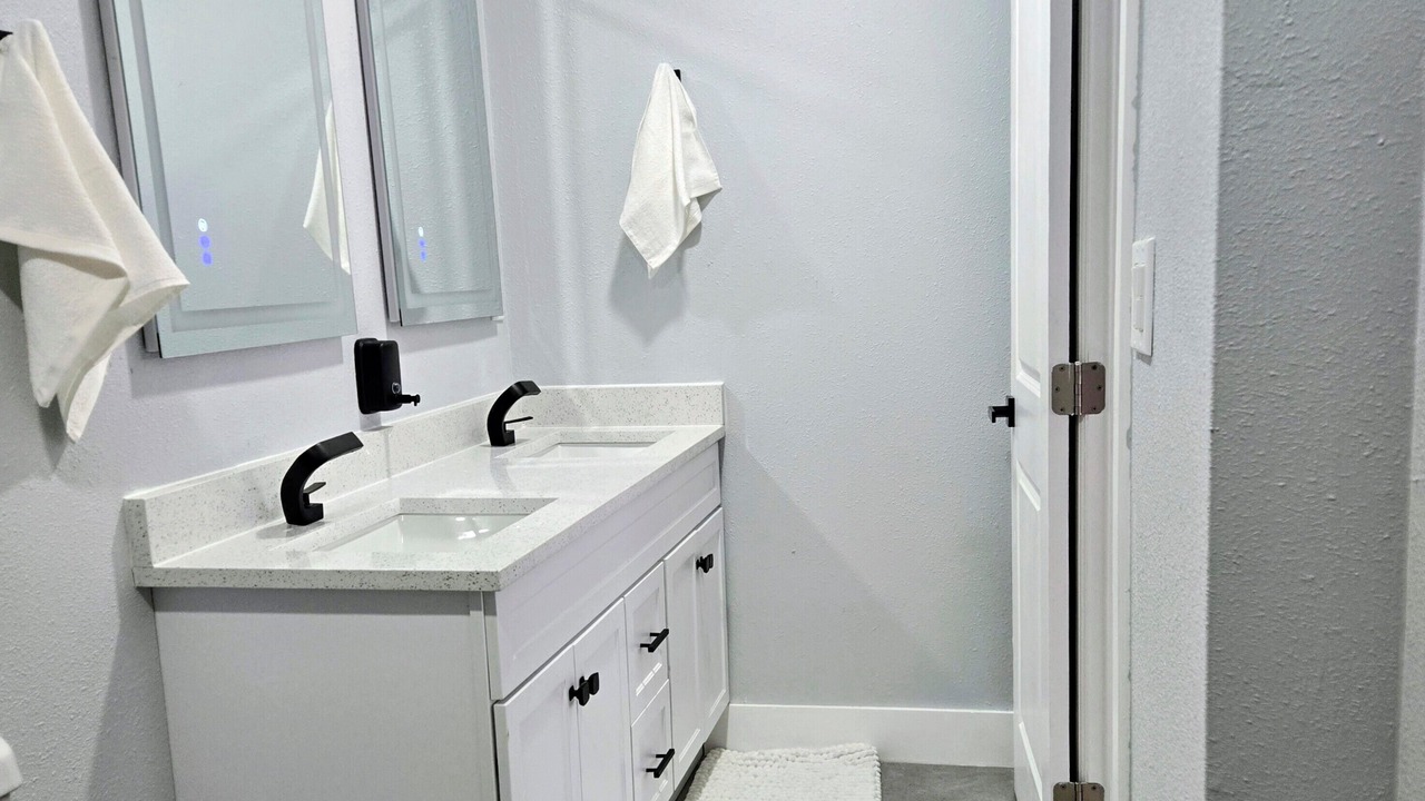Photo of Bathroom in Bayshore Gardens