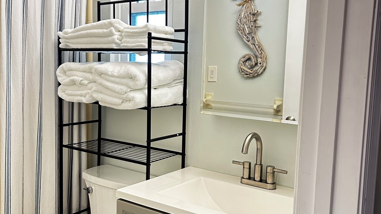 Photo of Bathroom in Bayshore Gardens