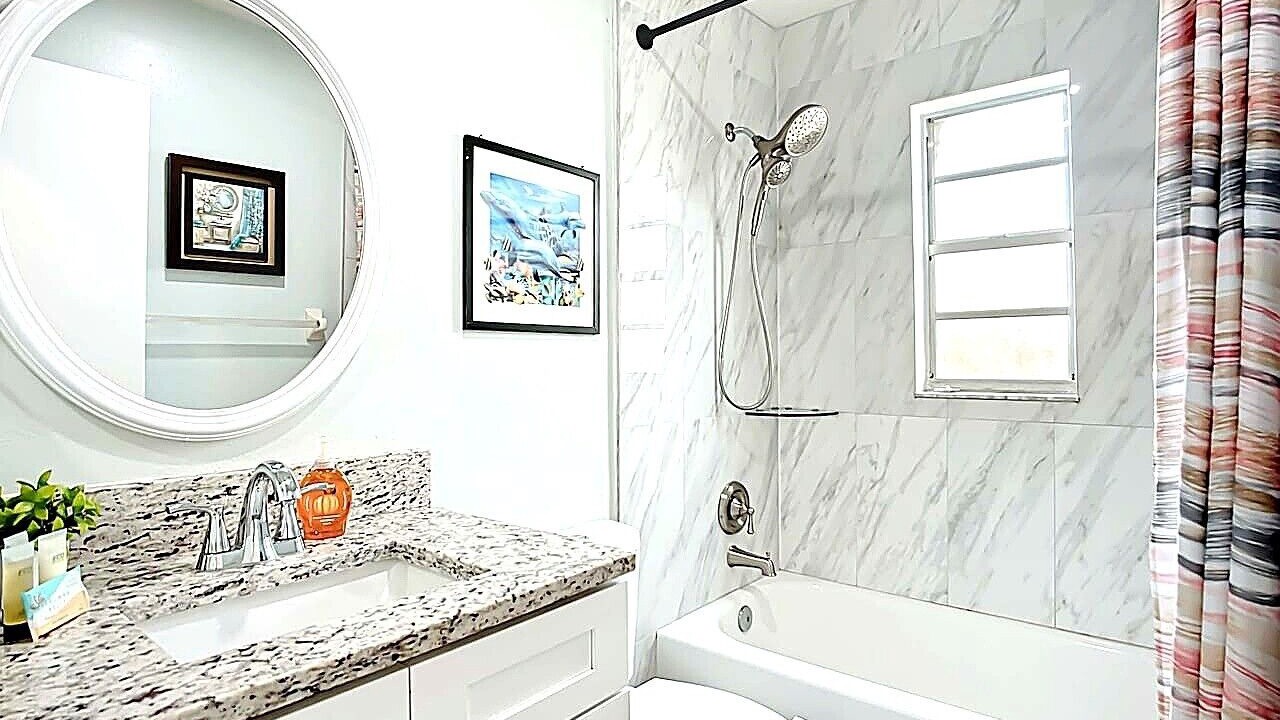 Photo of Bathroom in Bayshore Gardens