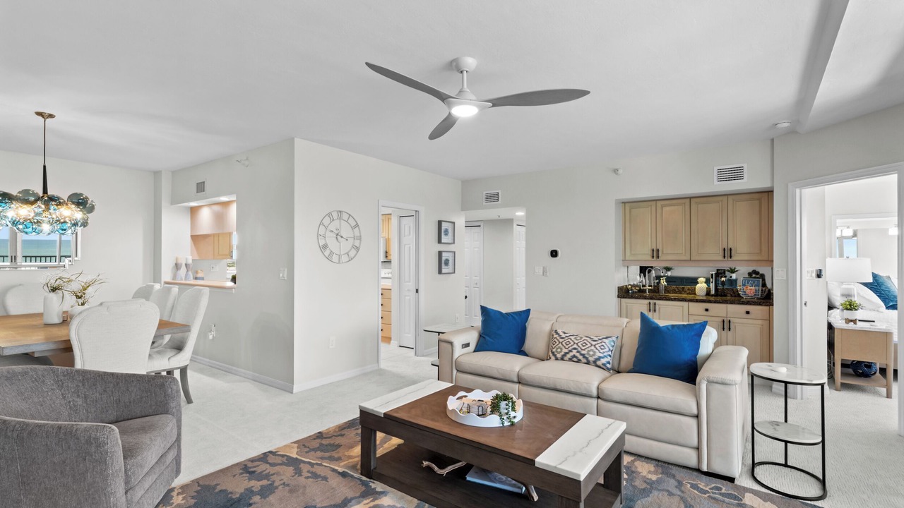 Photo of Livingroom in Vanderbilt Beach